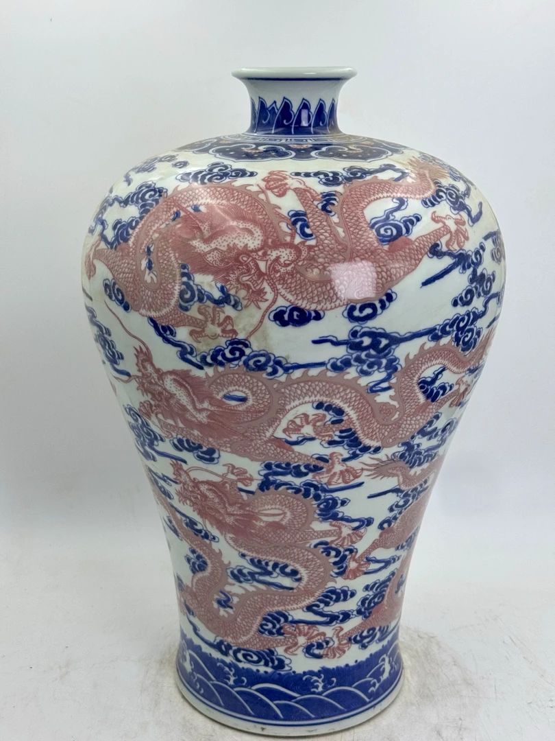 青花釉里红祥云龙纹梅瓶