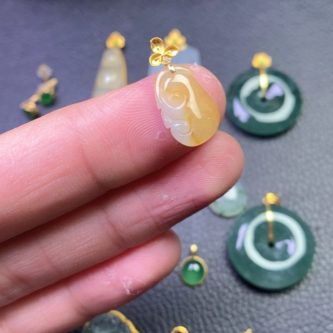 颈饰18K金镶嵌翡翠