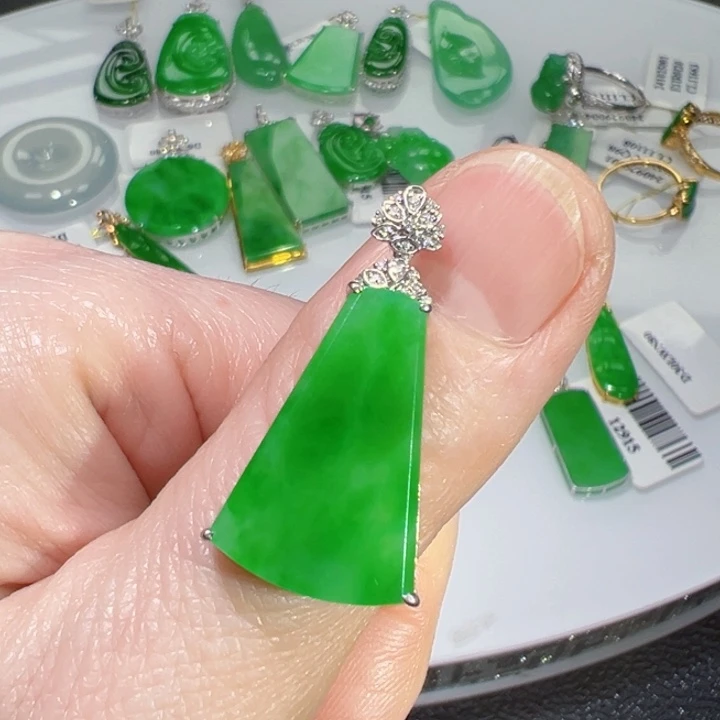 颈饰18K金镶嵌翡翠