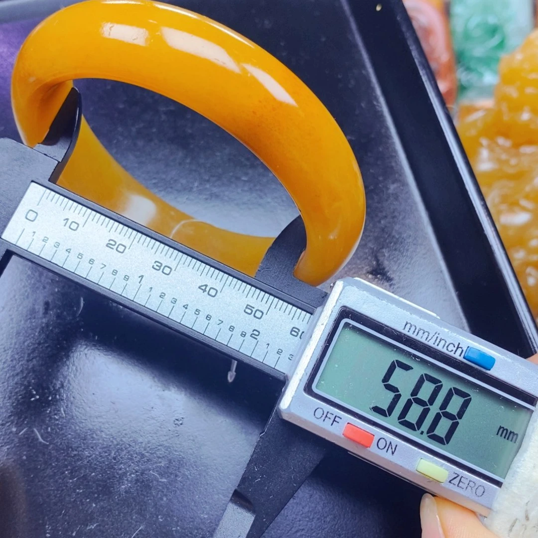 石英质玉（黄龙玉）未镶嵌颈饰