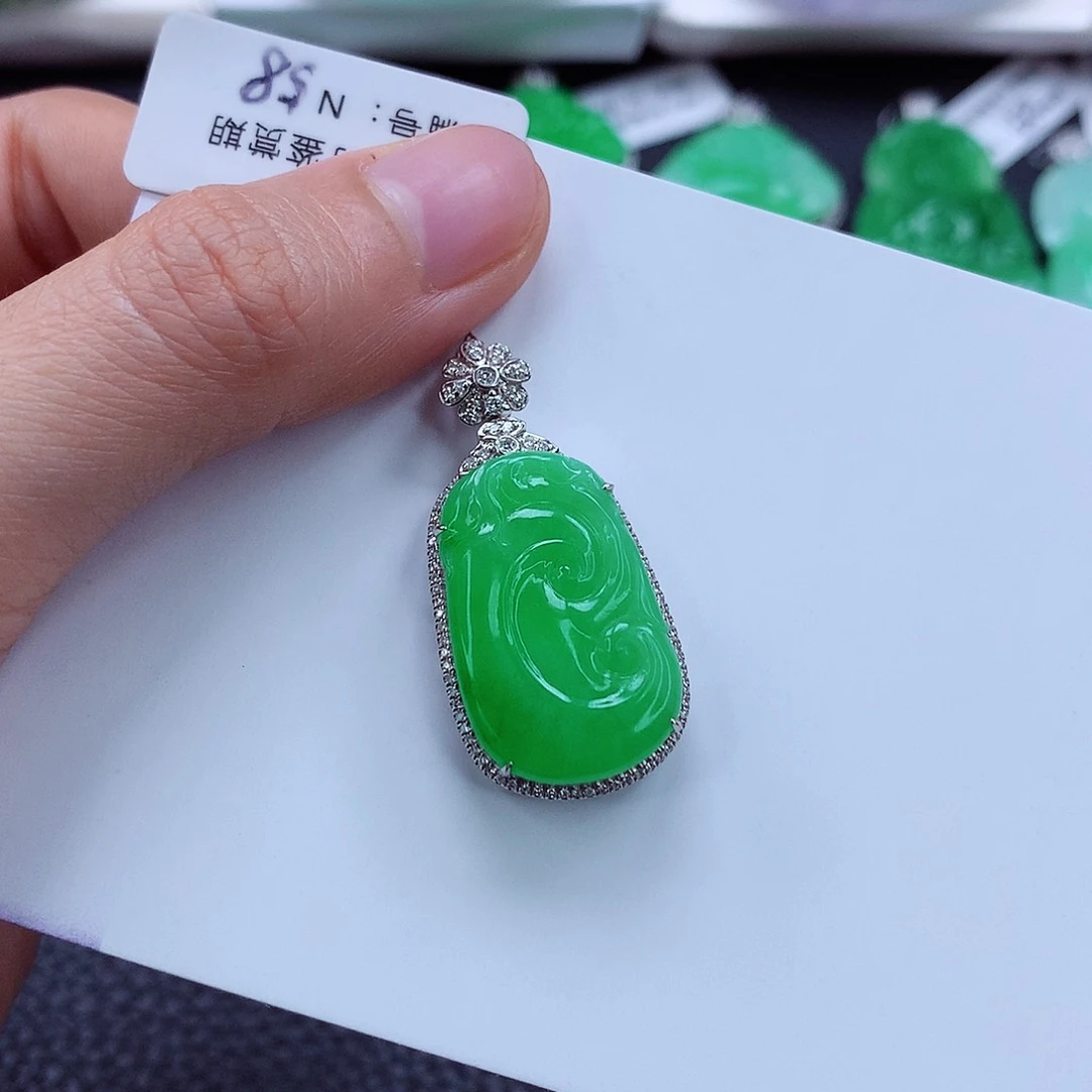 颈饰18K金镶嵌翡翠蜜*～