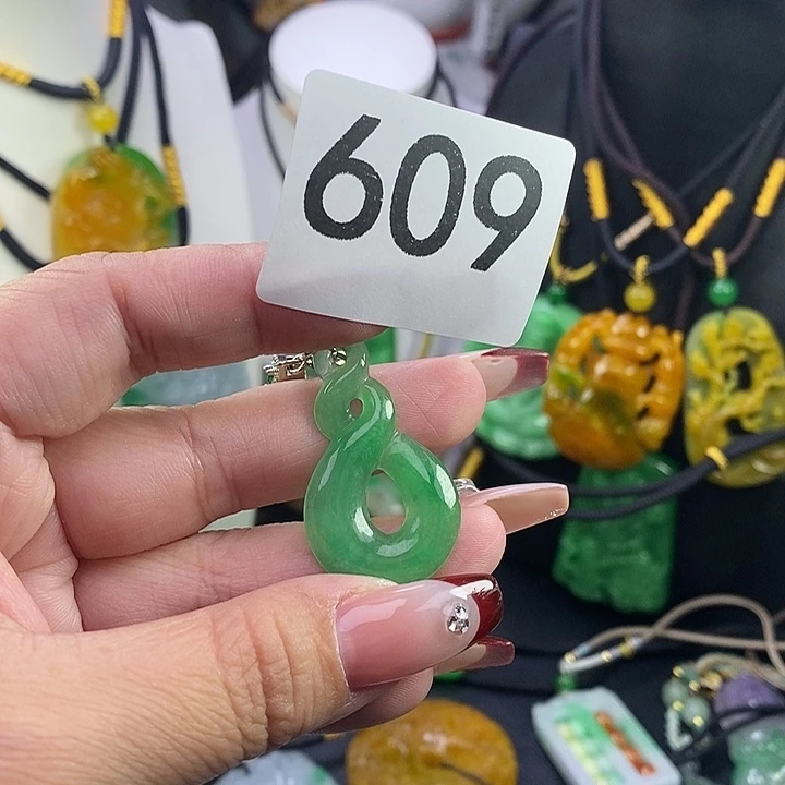 翡翠未镶嵌吊坠(赠链)