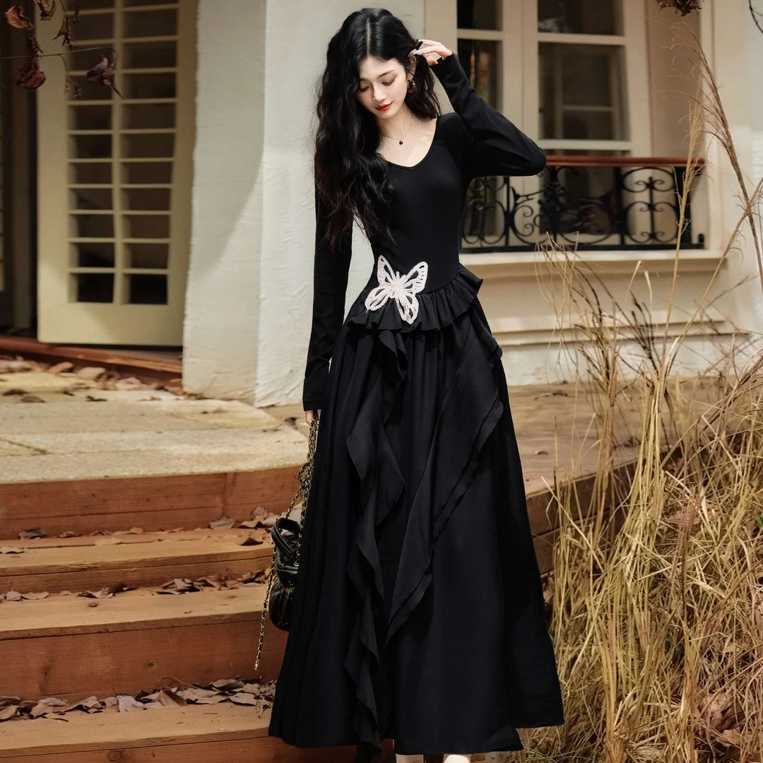 秋冬季法式有设计感的黑色赫本风高定小黑裙高级感内搭打底连衣裙