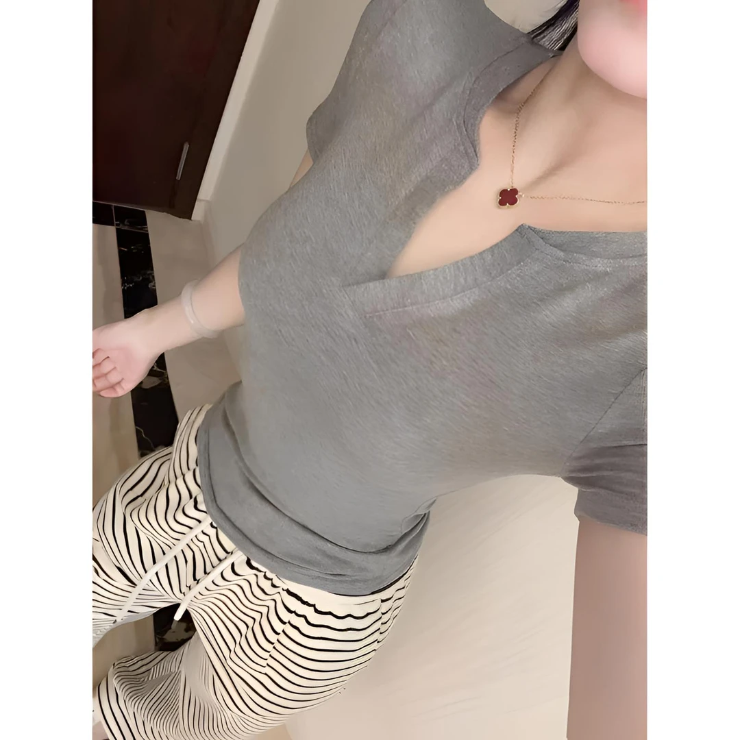 2025新款剪刀领短袖T恤辣时尚显瘦修身短气质休闲百搭上衣女纯色