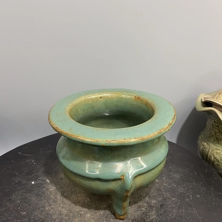 龙泉窑三足炉造型美观