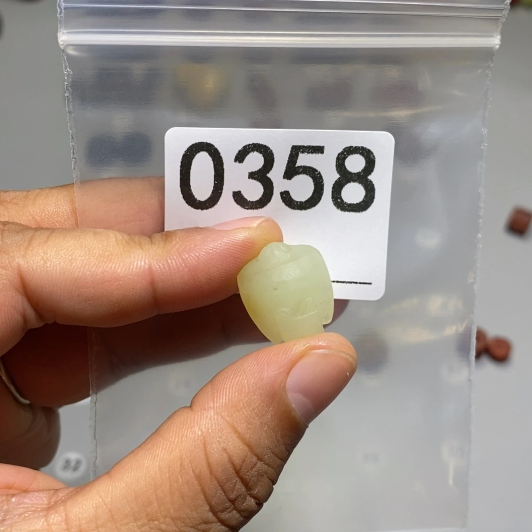 颈饰未镶嵌透闪石质玉