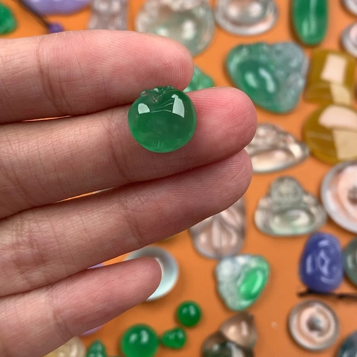 翡翠挂件未镶嵌….