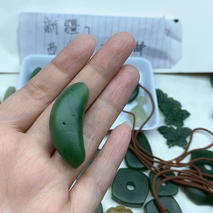 颈饰未镶嵌和田玉燕**刘
