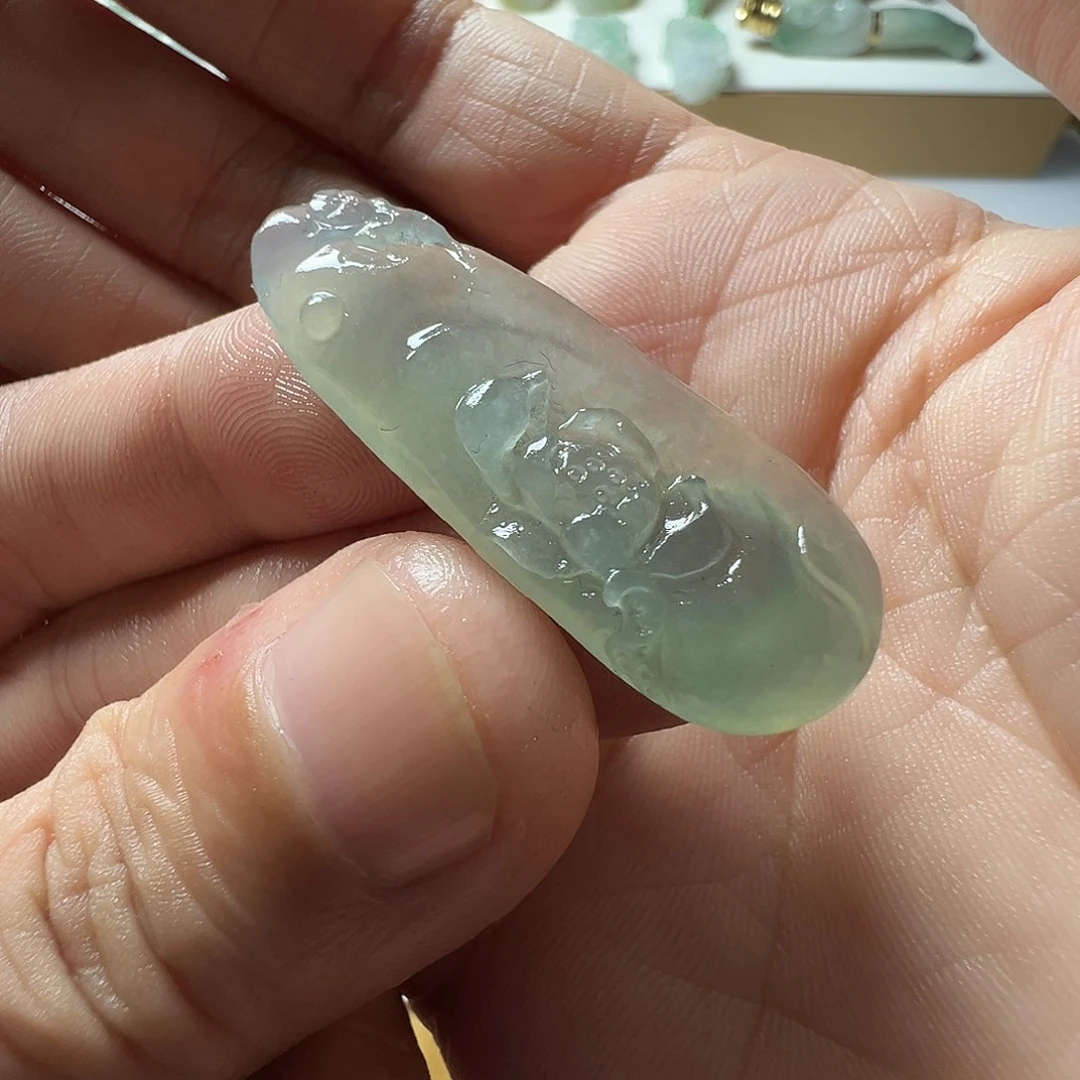 翡翠未镶嵌颈饰荷花