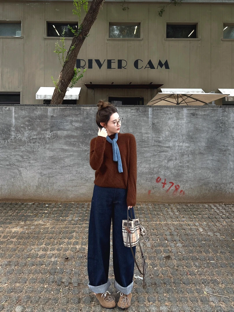 2025秋季新款复古老钱风红棕色圆领长袖毛衣T恤女百搭牛仔阔腿裤