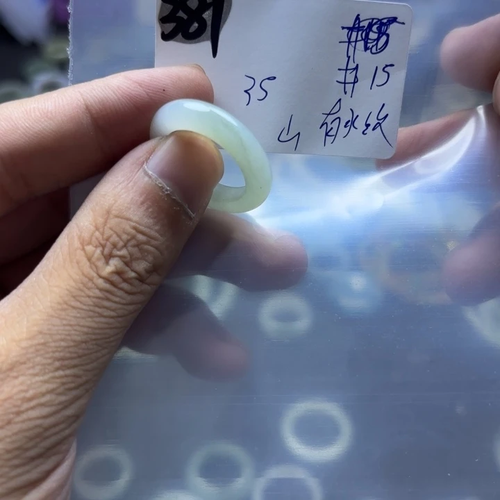 颈饰未镶嵌翡翠戒指