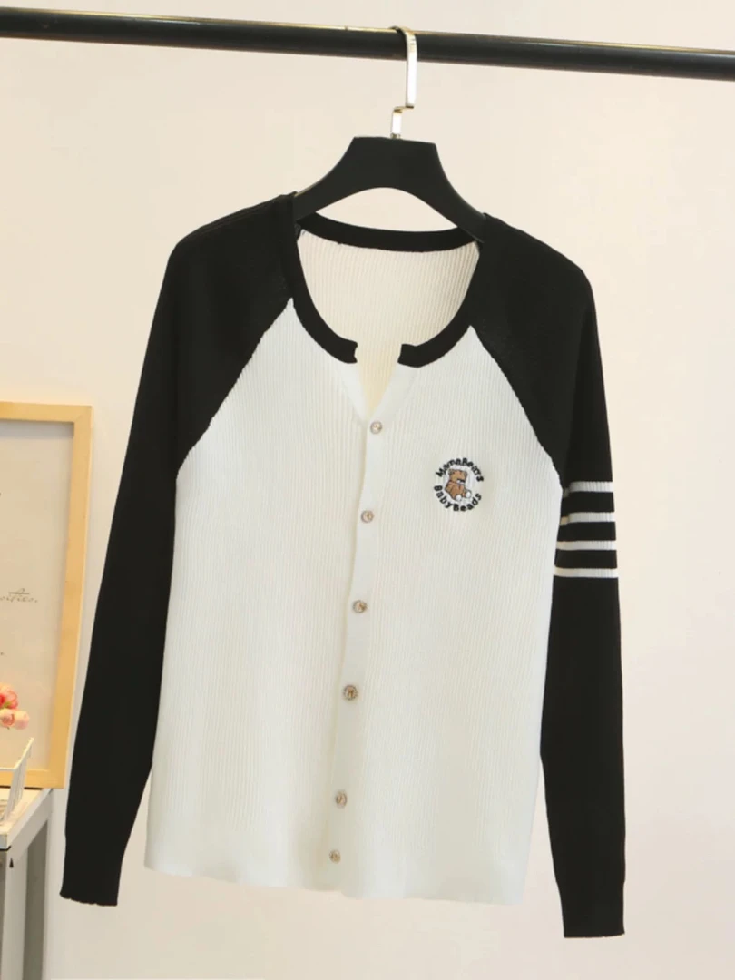 【008】撞色插肩袖小熊刺绣针织衫大码胖mm设计感V领长袖打底毛衣