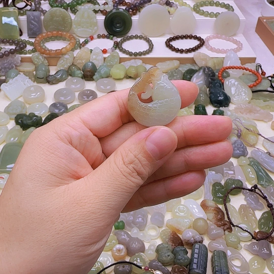 秋***莲吊坠(赠链)未镶嵌和田玉