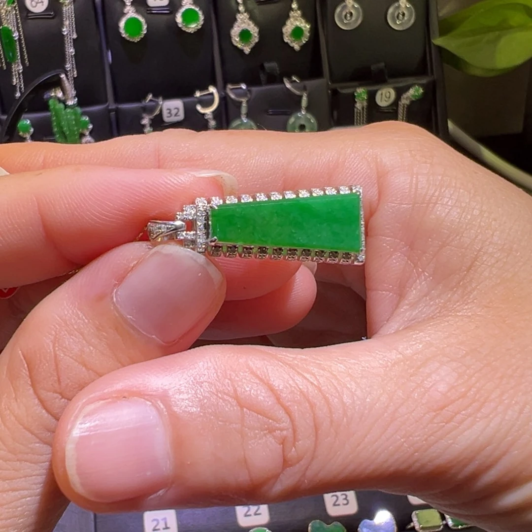 翡翠18K金镶嵌颈饰吊坠