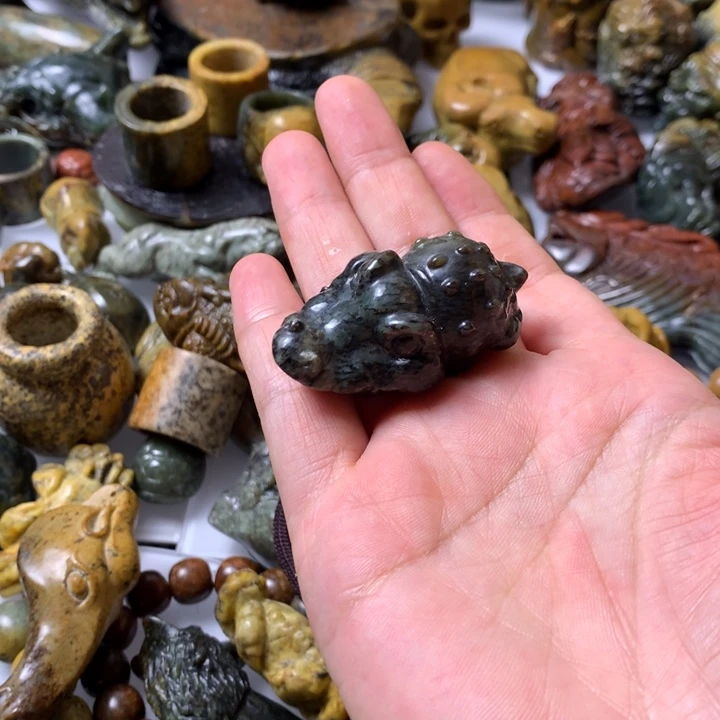 未镶嵌岫岩河磨玉（透闪石质玉）把件