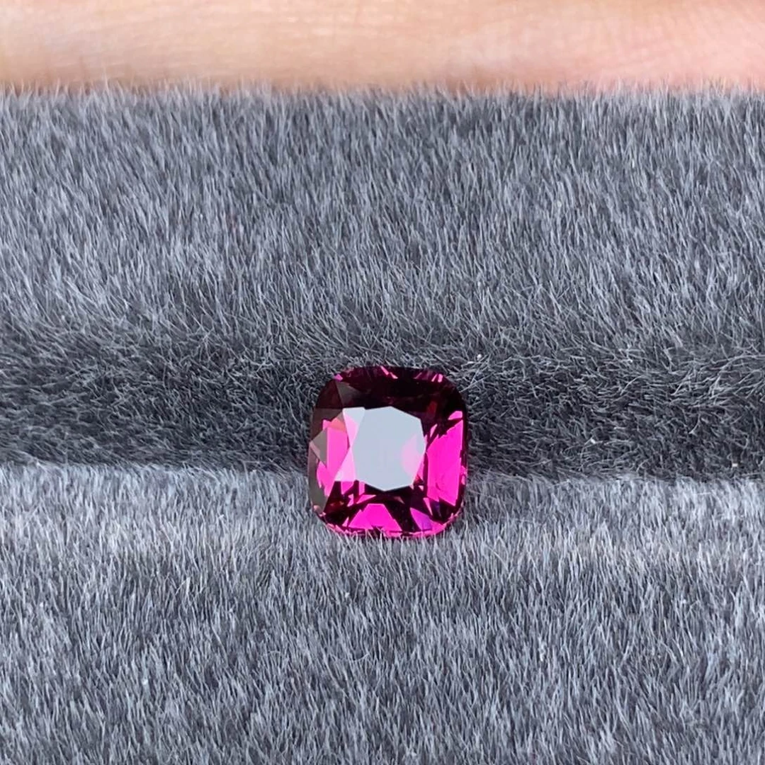 未镶嵌2.0ct 紫牙乌石榴石石榴石