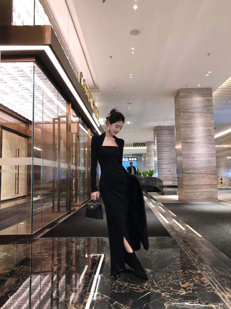 法式赫本风长袖方口领开叉连衣裙褶皱收腰气质修身黑色打底长裙