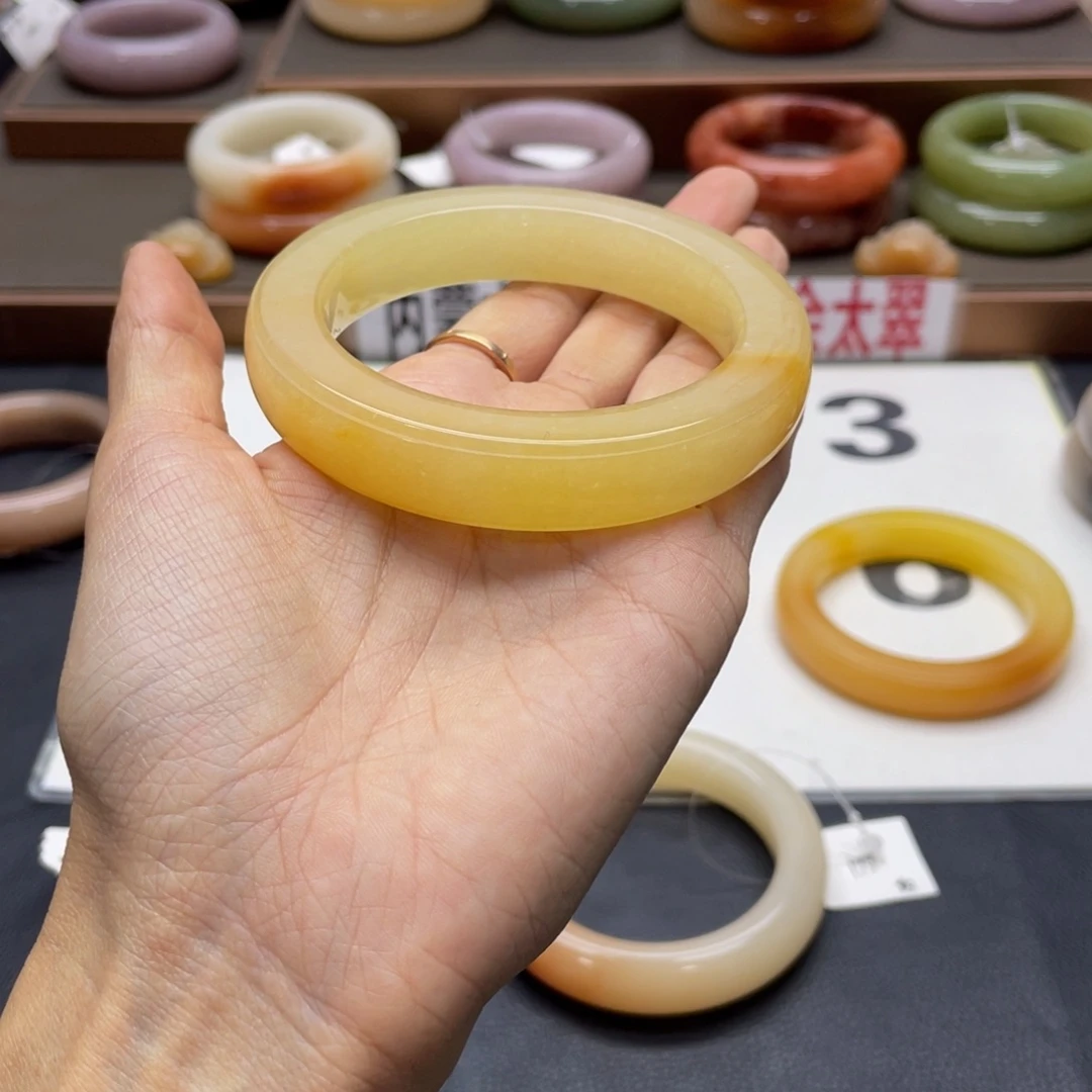 石英质玉手镯未镶嵌天**上