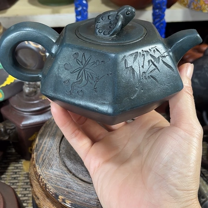 茶壶紫泥矿泥料手工制作的一把紫砂壶。