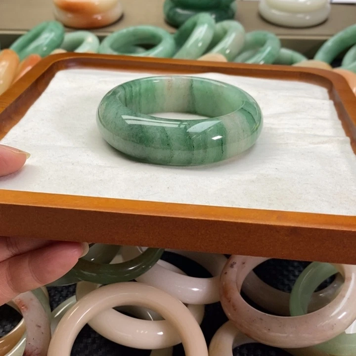 九***麻石英质玉未镶嵌手镯