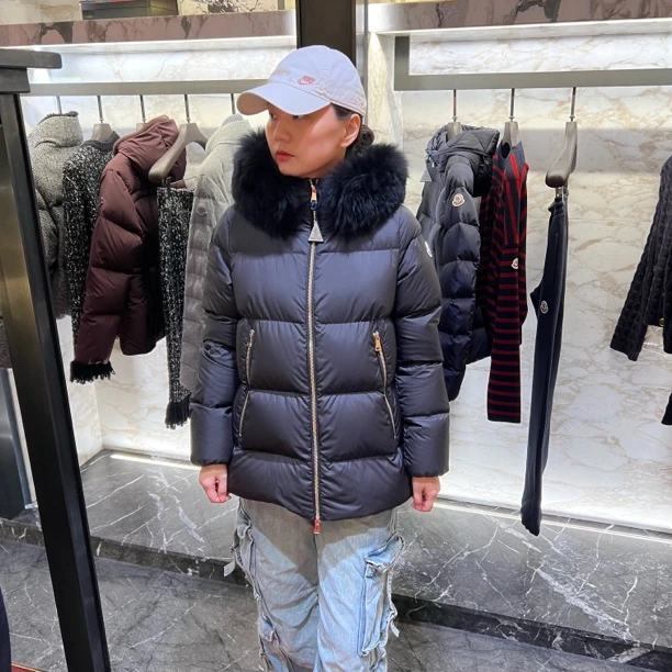 未使用 MONCLER 蒙口女士黑色毛领短袖羽绒服 A字版型 laichefur