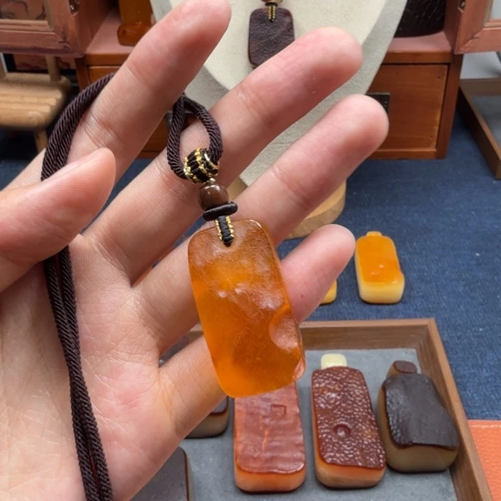 蜜蜡未镶嵌吊坠(赠链)