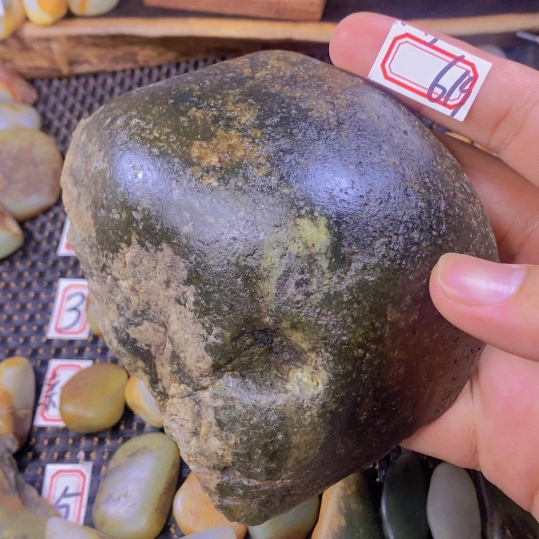 颈饰未镶嵌和田玉（糖玉）