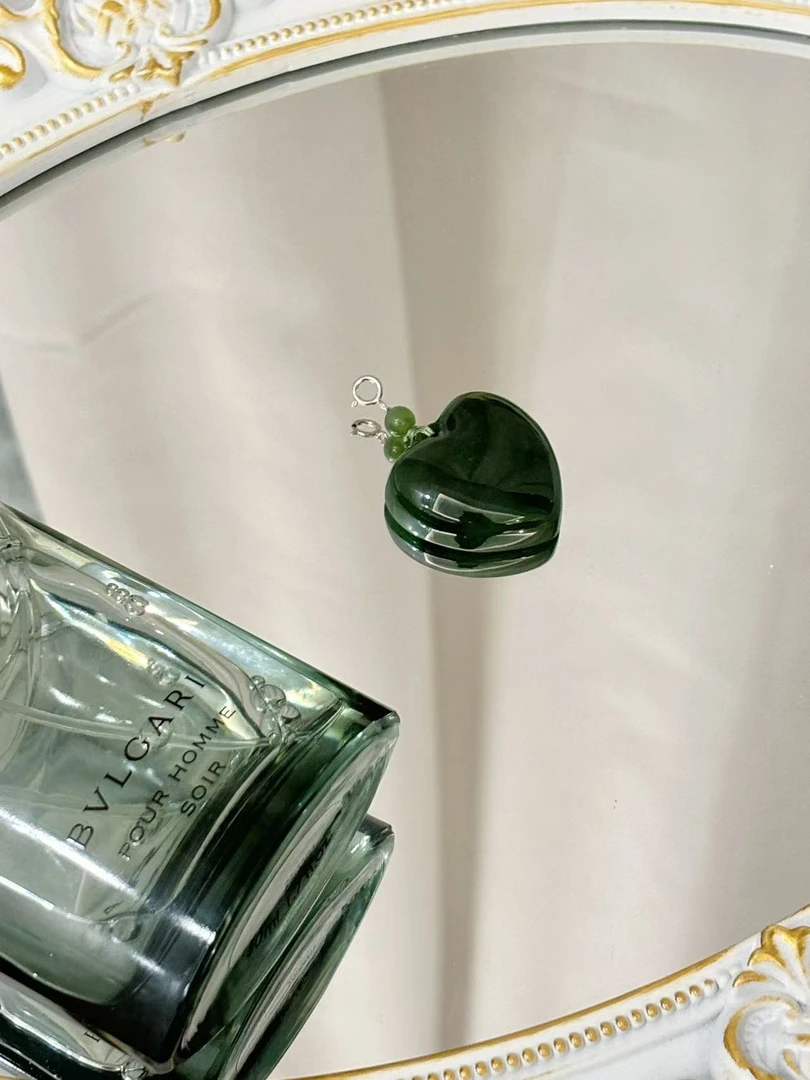 【伯爵夫人】纯天然和田玉老俄碧玉桃心吊坠（多样性发其一）