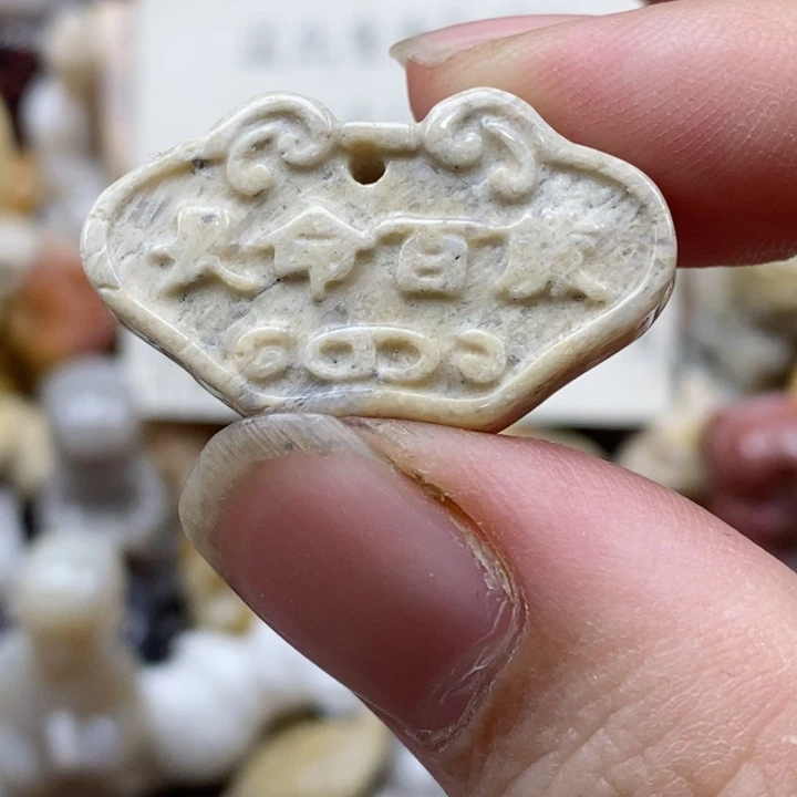 颈饰未镶嵌硅化珊瑚（珊瑚玉）有瑕 小