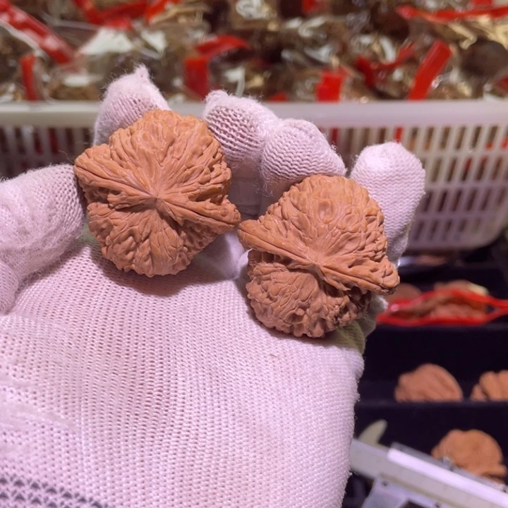 文玩核桃把件三角白 135