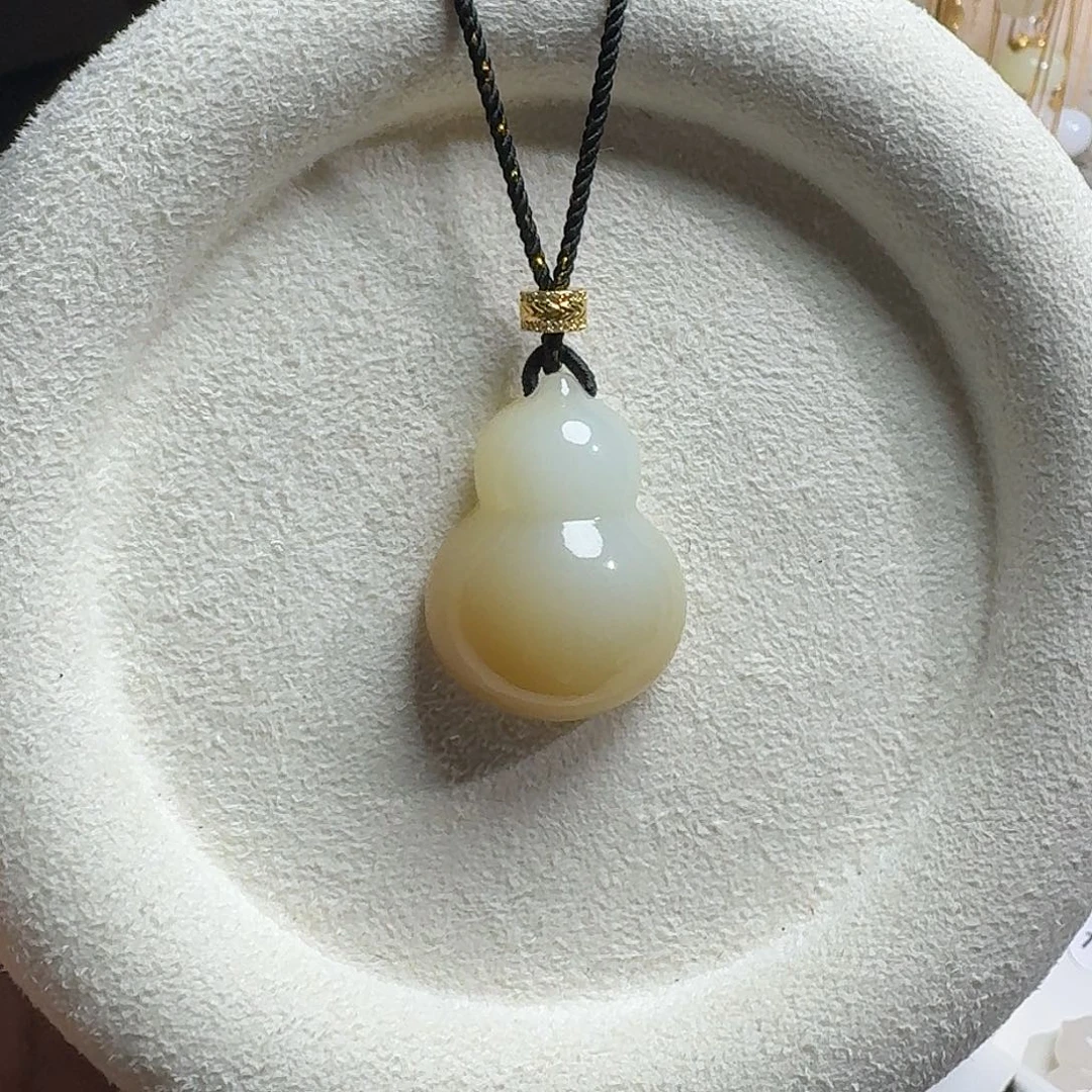 随****和田玉未镶嵌颈饰葫芦