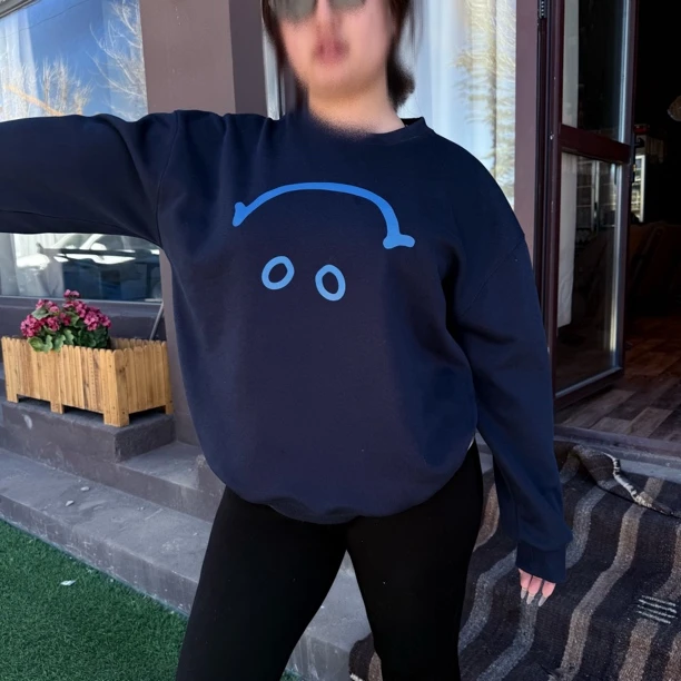 藏青色圆领长袖卫衣