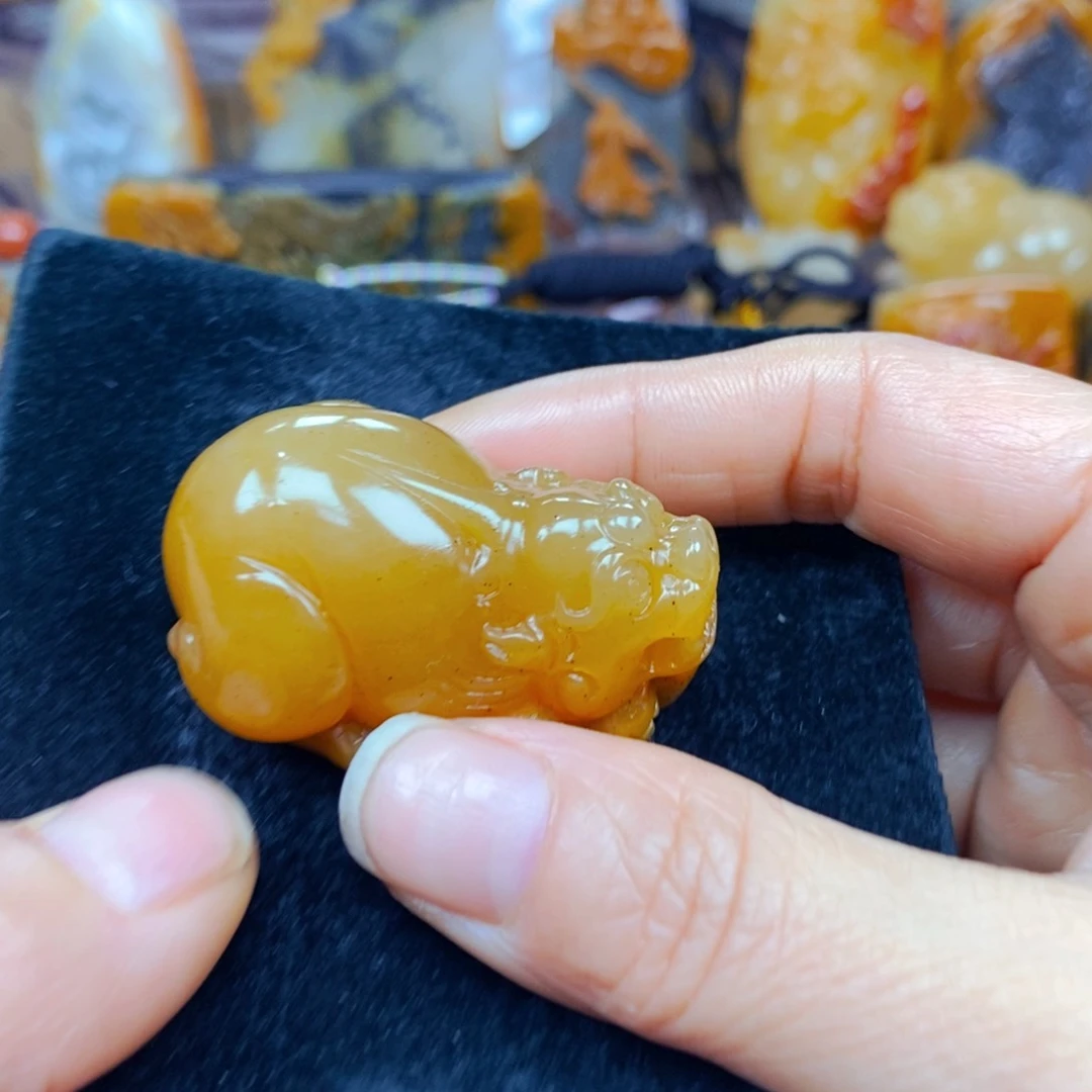 未镶嵌石英质玉（黄龙玉）颈饰