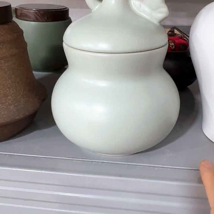 主人杯一个，瓷。。品茗