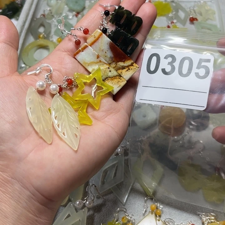 庆***～蛇纹石玉未镶嵌耳饰