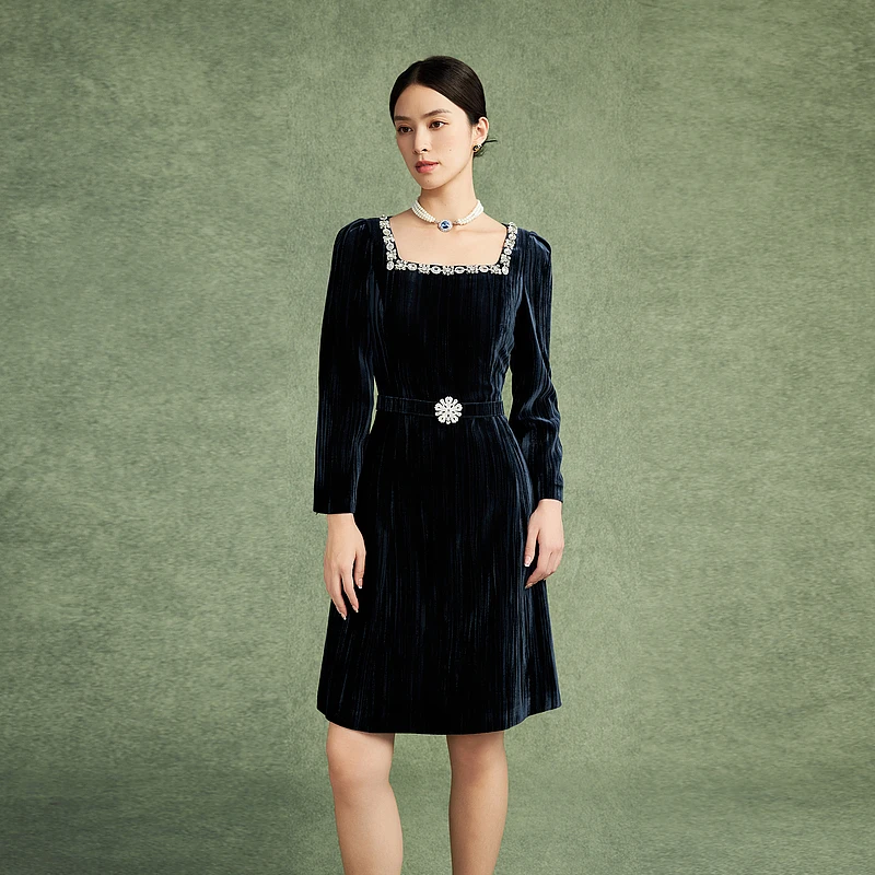 大方领丝绒连衣裙2024秋冬新款时尚奢华宝石长裙-MJFD06VOP626A01