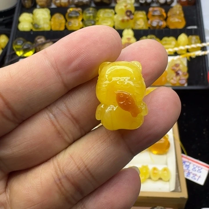 琥珀未镶嵌颈饰鱼猫