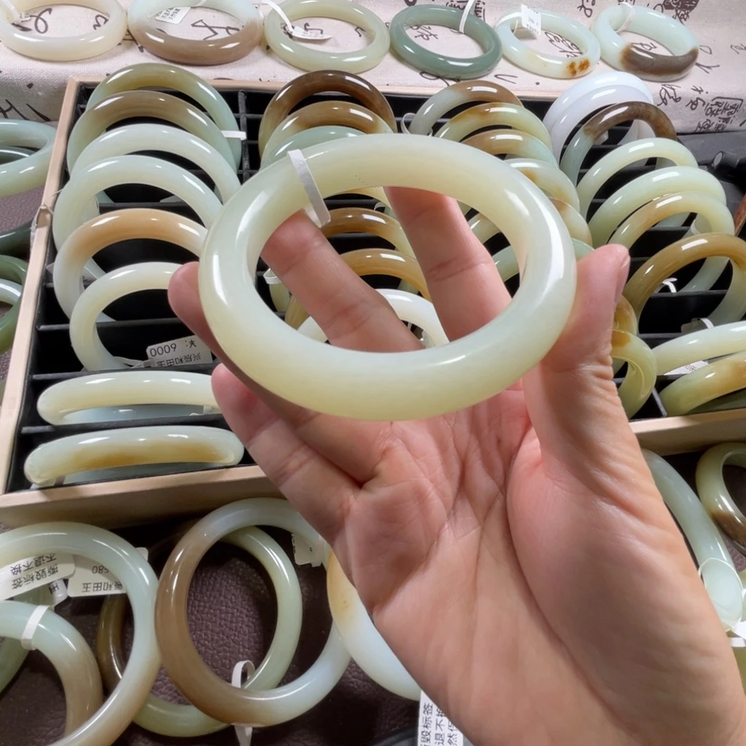 和田玉未镶嵌手镯