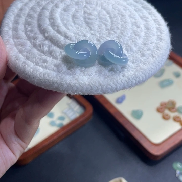 翡翠未镶嵌颈饰环环相扣