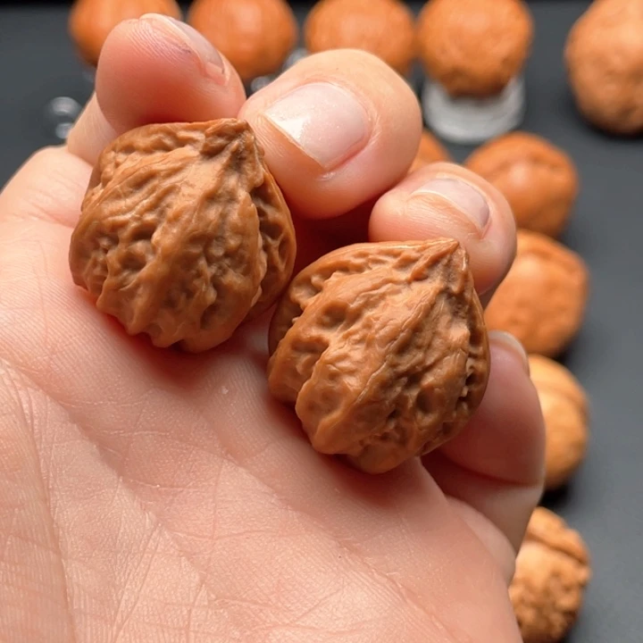 文玩核桃把件三秒红