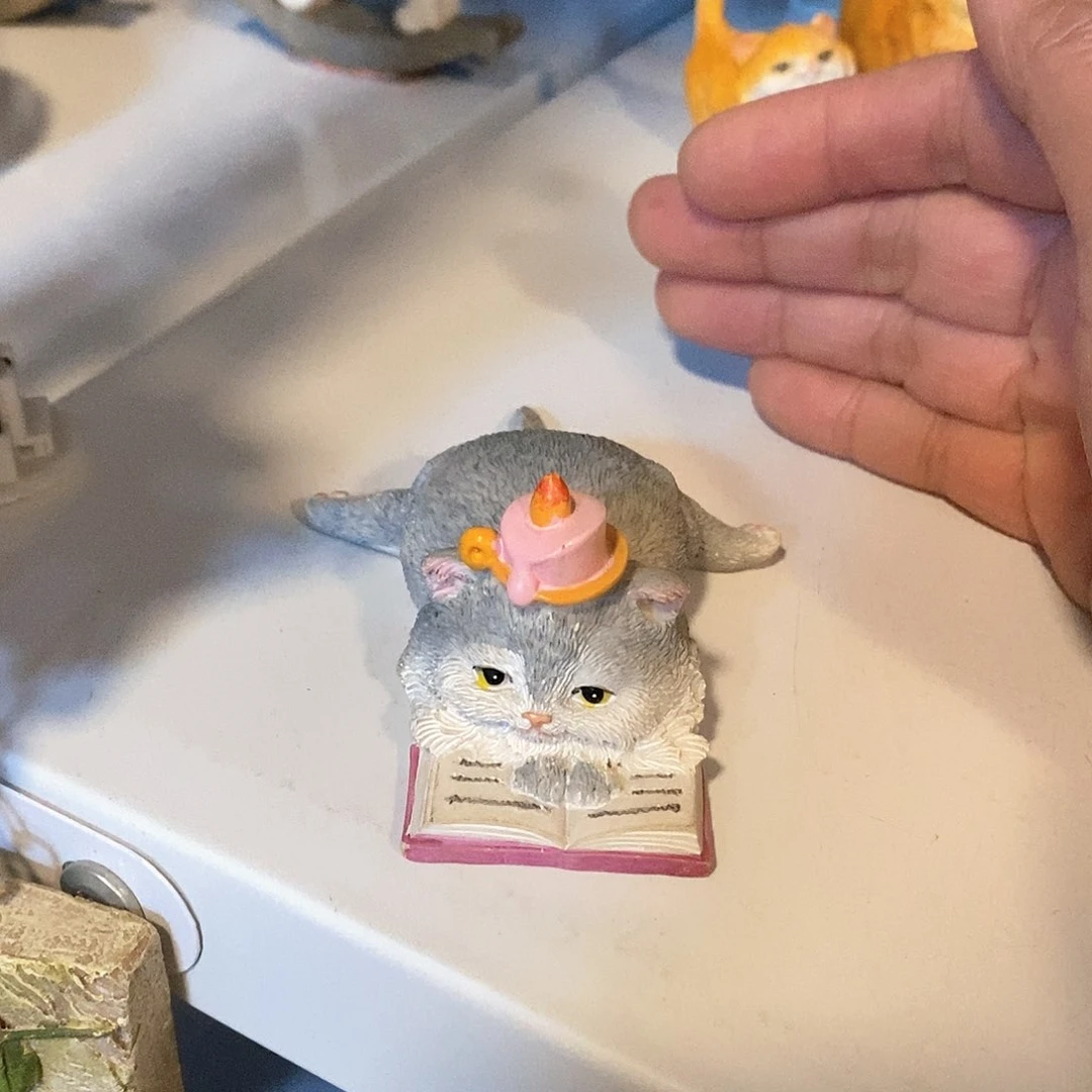 树脂制品看书猫咪
