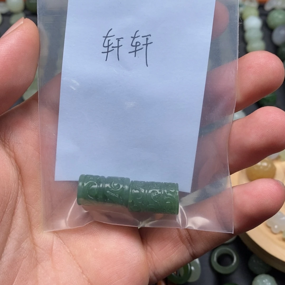 轩***轩和田玉未镶嵌颈饰