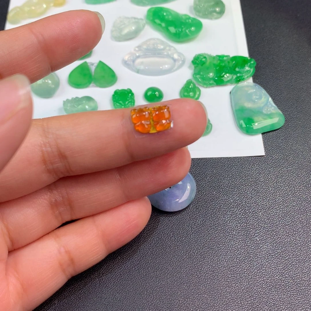 翡翠未镶嵌颈饰翡翠金鱼