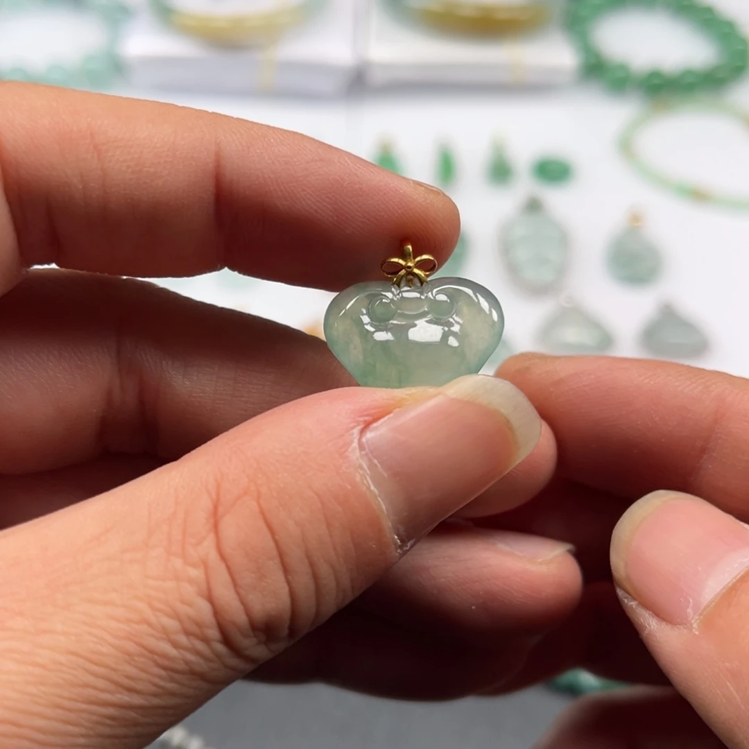 翡翠18K金镶嵌颈饰福利