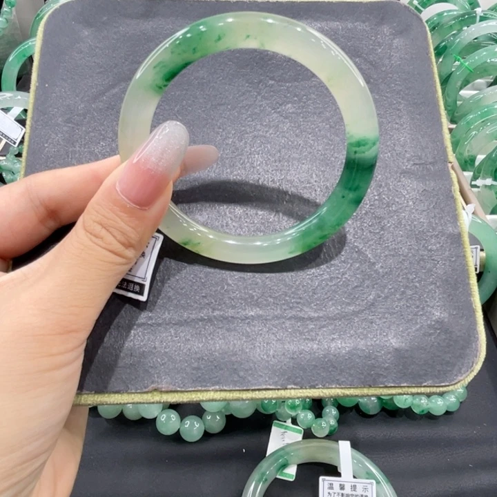 石英质玉（非洲翠）手镯未镶嵌?*涞