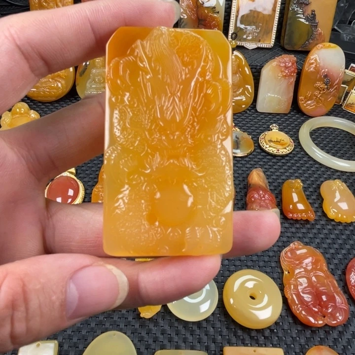 石英质玉（黄龙玉）未镶嵌颈饰