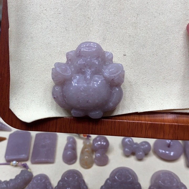 石英质玉颈饰足铂镶嵌