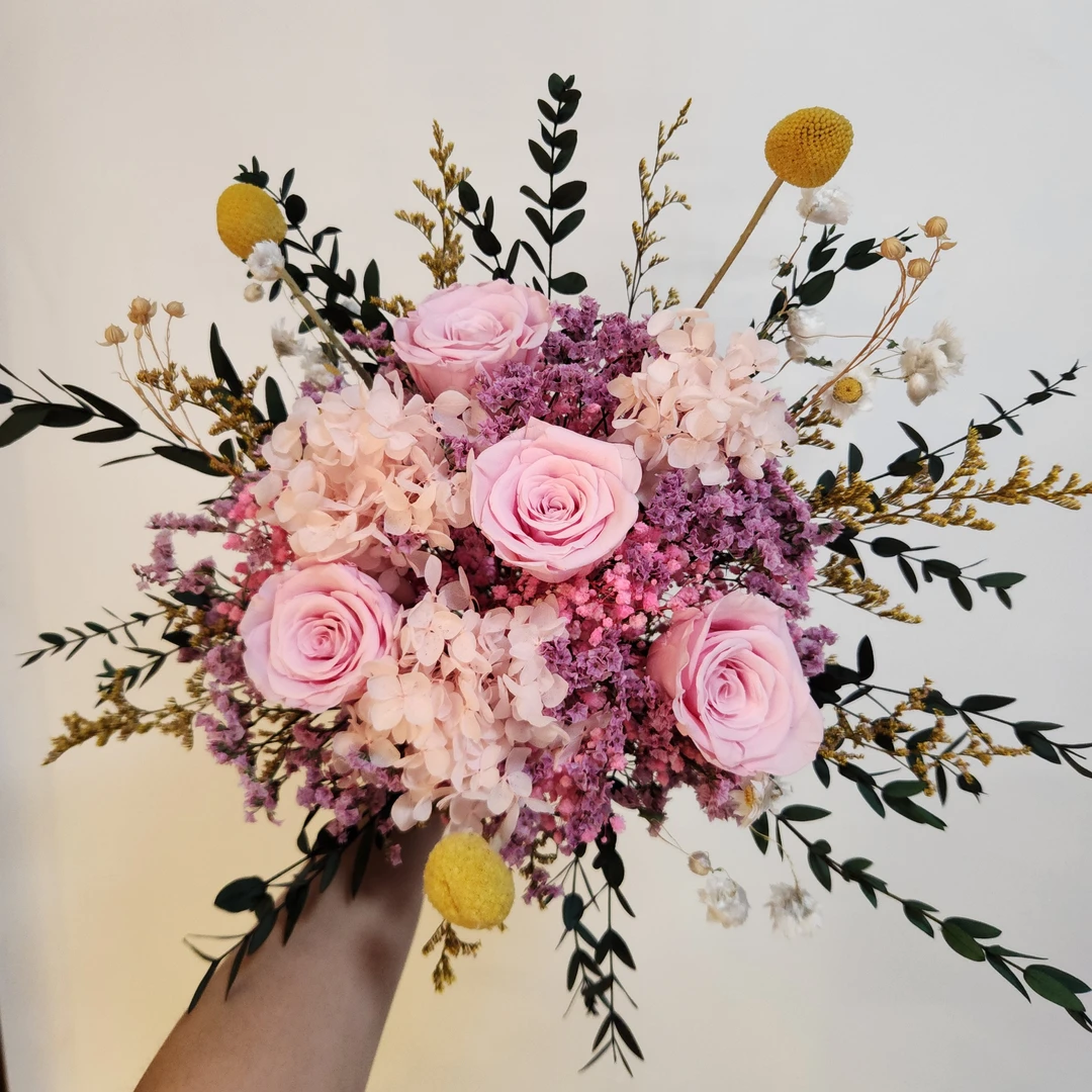 永生花永生花花束玫瑰手捧花搭配满天星尤加利用于客厅装饰摆件