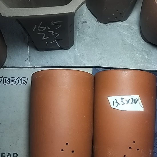 红泥大笔筒两个花盆