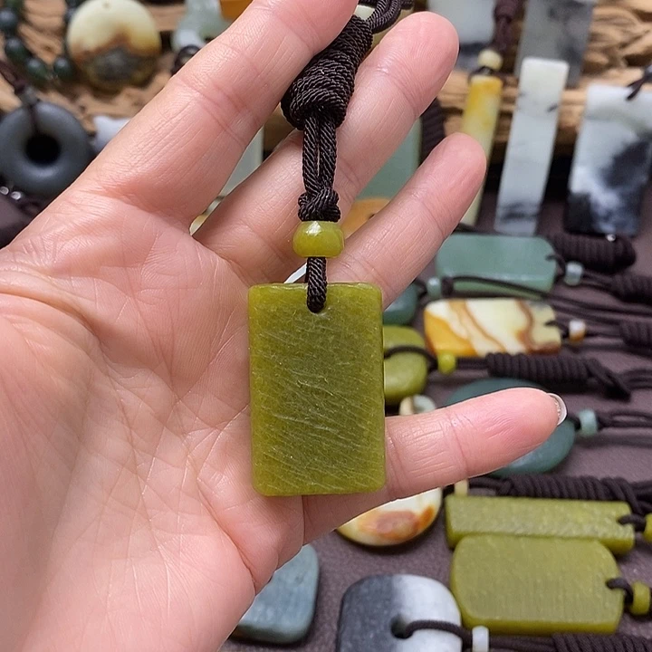 蛇纹石玉未镶嵌颈饰